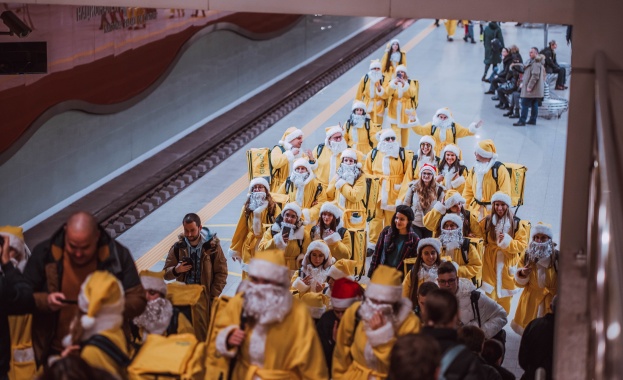 Жълт Дядо Коледа изненада столичани с подаръци  в центъра на София