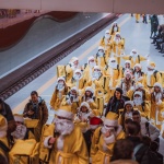 Жълт Дядо Коледа изненада столичани с подаръци  в центъра на София