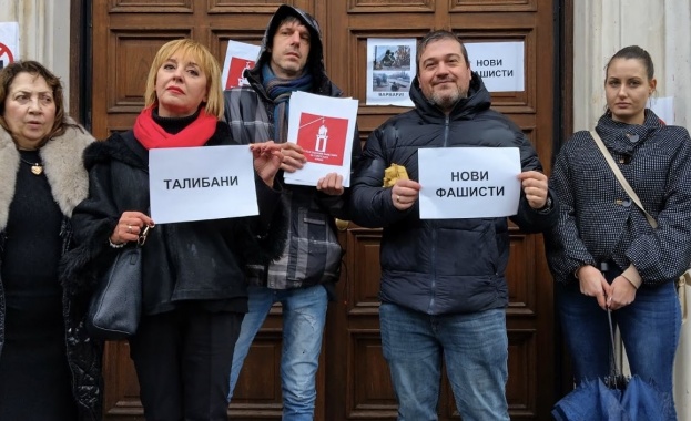 От гражданската платформа Изправи се БГ организираха флашмоб пред районната администрация