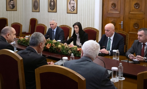 Радев, Габриел и службите обсъдиха ситуацията с българите от отвлечените кораби