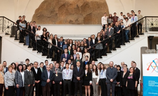 Младежите от българските олимпийски отбори по природни науки продължават да