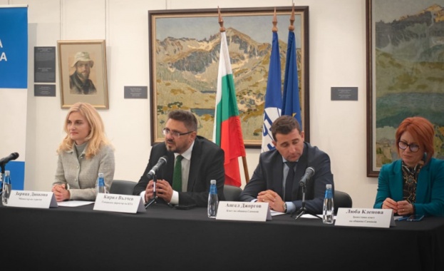 Зарица Динкова: Започваме преговори с Брюксел за удължаване на 9-процентната ставка за туроператорите