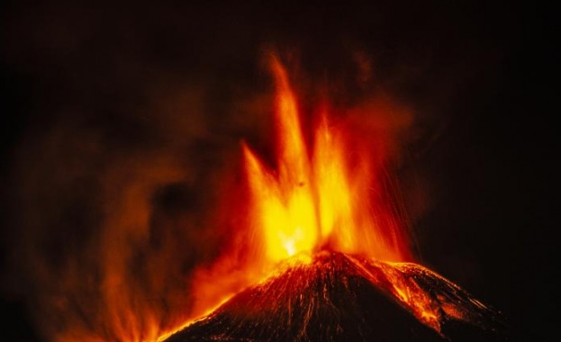 Вулкан в Исландия изригна снощи за четвърти път от декември