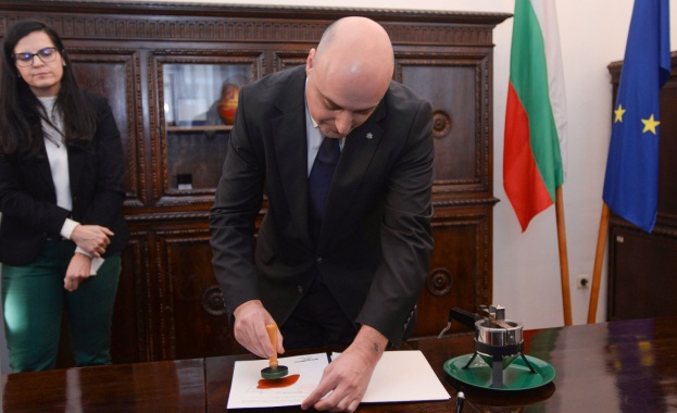 Министърът на правосъдието Атанас Славов положи държавния печат под измененията