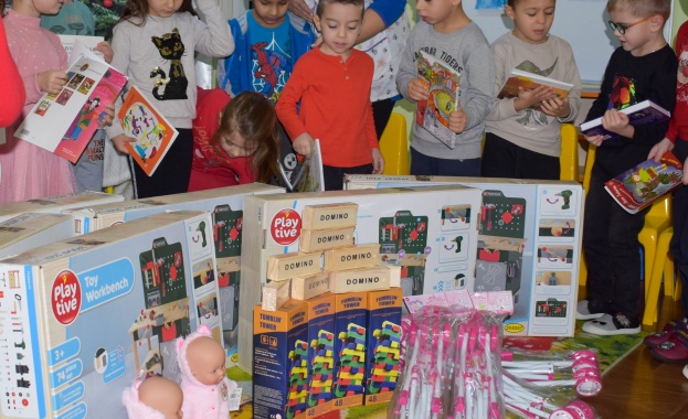 С книги и играчки Геотехмин и Елаците-Мед зарадваха децата от Етрополе