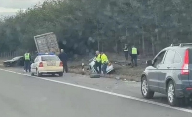 ТИР с турска регистрация помете полицейска кола на АМ Тракия