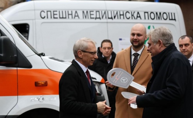 Премиерът акад. Николай Денков връчи ключовете на пет високопроходими линейки