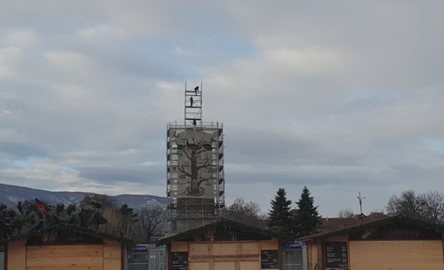 Демонтираните бронзови фигури от монумента Паметник на съветската армия се