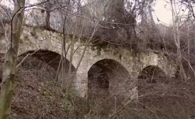 Вече повече от век един акведукт стои скрит и забравен