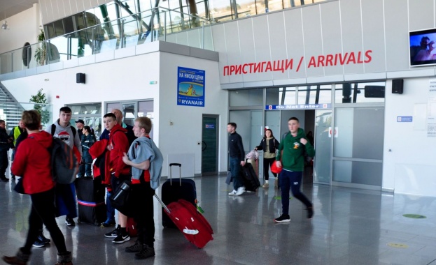 Първият чартърен полет за зимния сезон кацна на летище Пловдив.