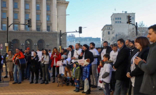 Протест с искане за равни права при отглеждането на децата