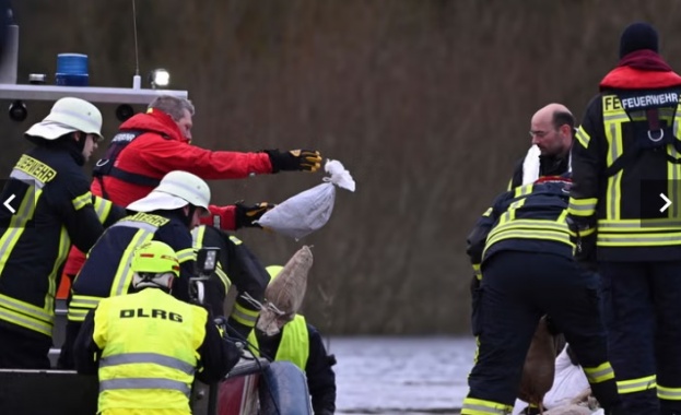Пожарникари и доброволци работиха за укрепване на диги срещу нарастващите
