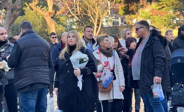 Тридневен траур с песни на Василис Карас в Солун, започна поклонението Тридневен траур с песни на Василис Карас в Солун, започна поклонението