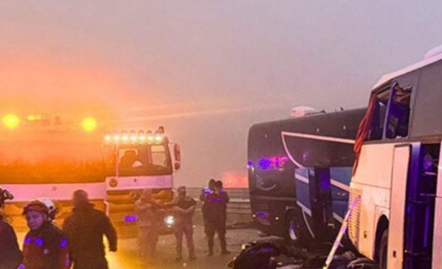 10 загинали и 57 ранени във верижна катастрофа в Турция