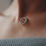 Сребърните обеци: Какви са новите тенденции и как да ги съчетаем с тоалета 