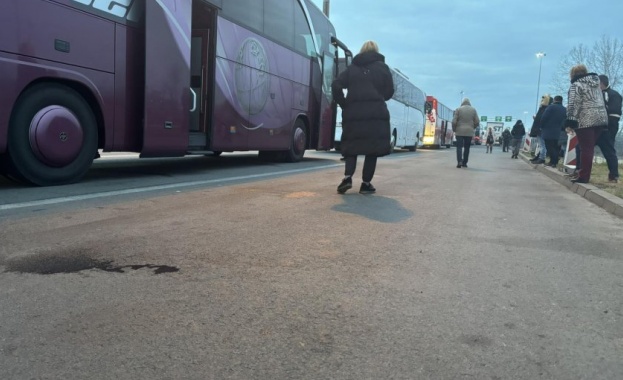 Автобусите, които бяха блокирани на границата на Унгария, потеглиха за Виена