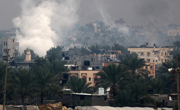 Израел е подложил на интензивен обстрел с танкове и атаки