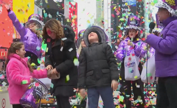 Трескава подготовка за посрещането на Нова година на емблематичния Таймс