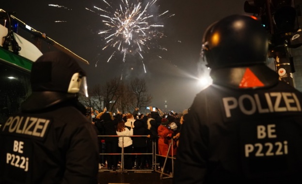 Арести и безредици в Германия белязаха новогодишната нощ Само в