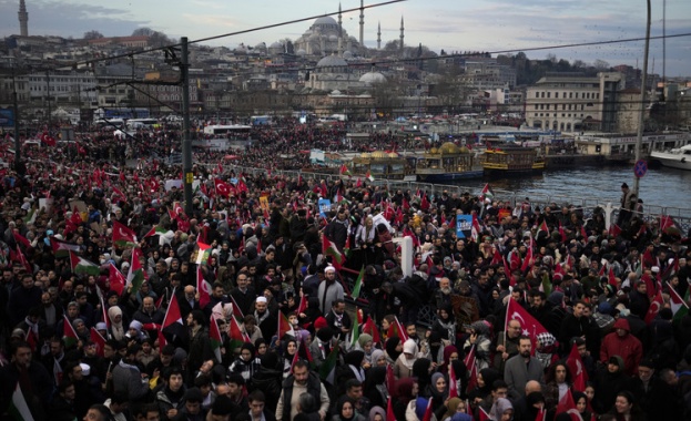 Стотици хиляди души се събраха днес на демонстрация в Истанбул