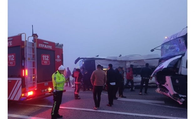 Четирима загинали и 36 ранени при катастрофа на автобус в Турция