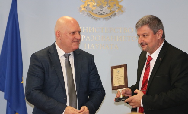 Синдикат „Образование“ към КТ „Подкрепа“ връчи официален плакет на министъра на МОН проф. Галин Цоков