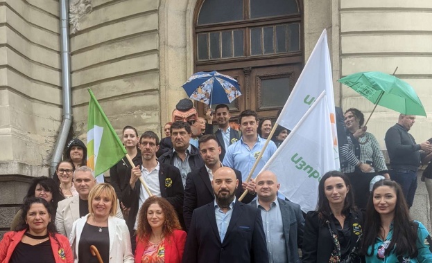 В социалната мрежа фейсбук лидерът на гражданската платформа Изправи се БГ