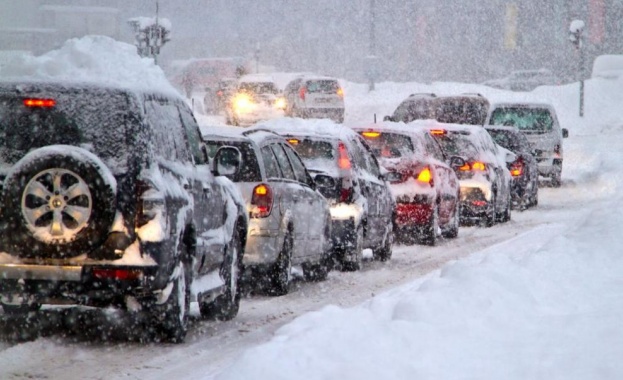 Обилният снеговалеж предизвика транспортен хаос в Швеция Над 1000 превозни