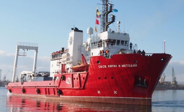 Изследователският ни кораб акостира на остров Ливингстън