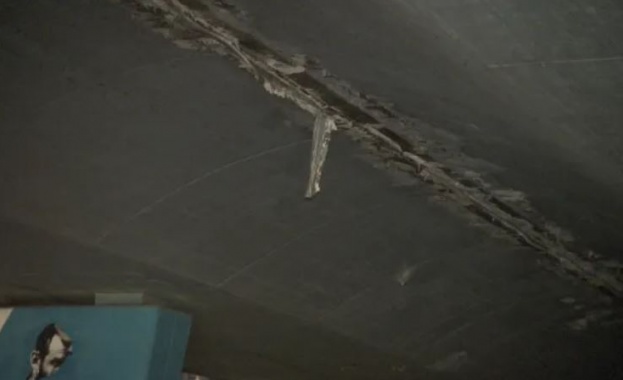 Обезопасено е мястото на което бетонна отломка от моста на