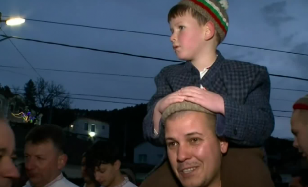 В Калофер вече започна мъжкото хоро По традиция то се