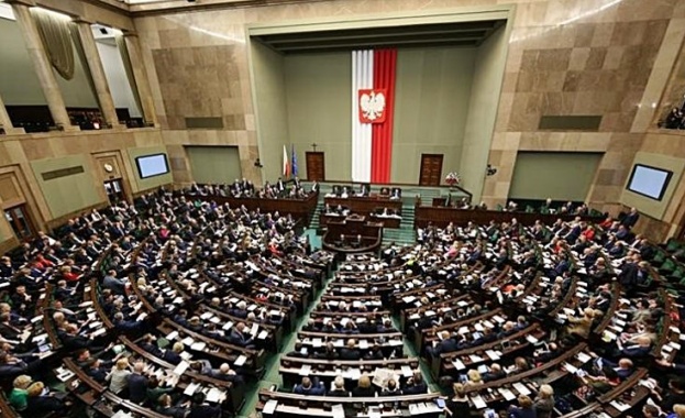 Двама полски депутати за които бе издадена съдебна заповед да