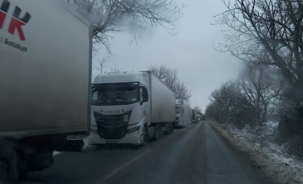 Три ТИР-а се удариха край Кнежа