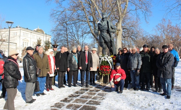 Десетки софиянци се събраха в сряда сутринта пред Паметника на
