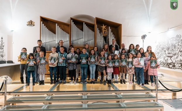 Събраните средства от благотворителната продажба на коледни картички от община