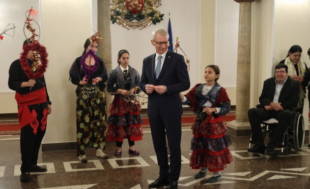 Ученици сурвакаха премиера Денков