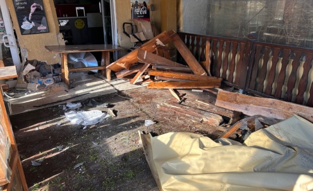 Кола влетя в закусвалня край училище във Враца Инцидентът е