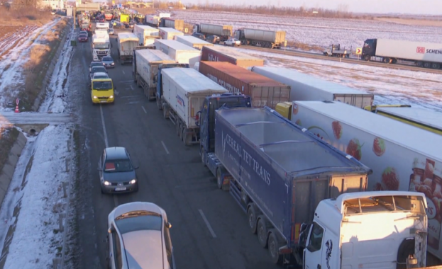 Десетки румънски трактори и камиони блокираха снощи напълно граничния пункт
