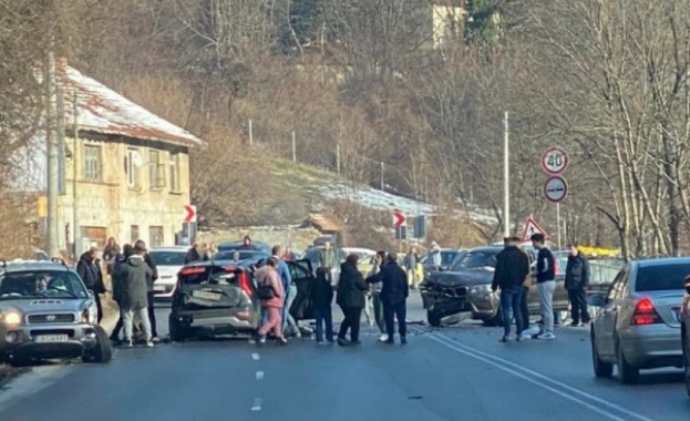 Верижна катастрофа между три автомобила е станала минути след 11 00