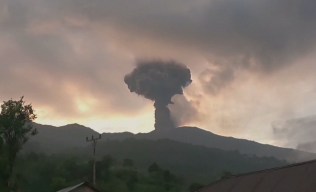 В Индонезия изригна вулканът Марапи Пепел се издигна в небето на