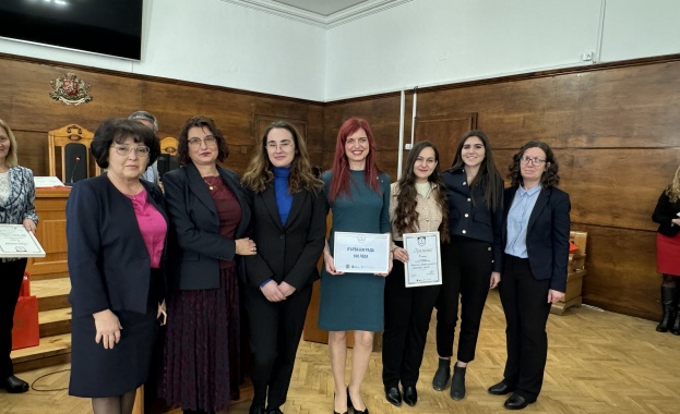 Отлични знания по административно право и процес показаха студенти от