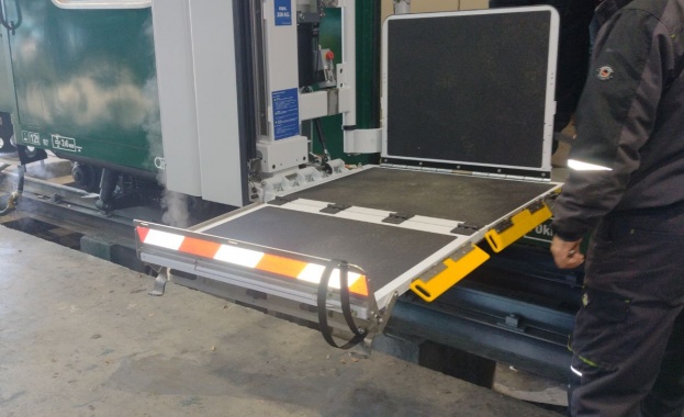 Напълно завършен и готов за движение е специално пригоден вагон