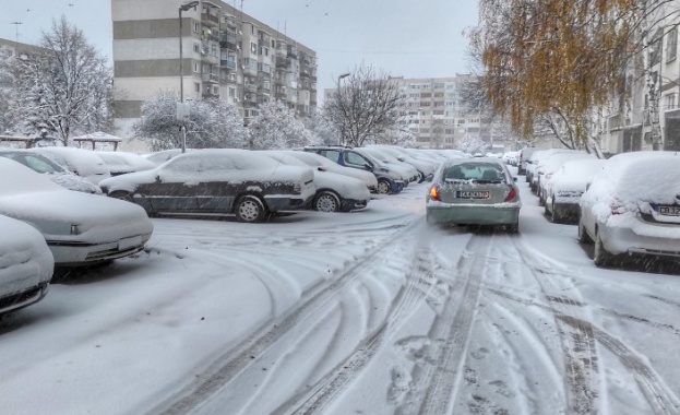 Столичният инспекторат прави проверки как са почистени спирките на градския