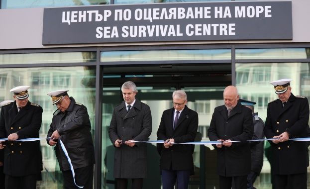 Министър председателят акад Николай Денков министърът на отбраната Тодор Тагарев началникът