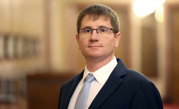 Народният представител Димо Дренчев зададе от парламентарната трибуна няколко остри