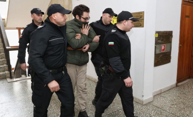 Обвиненият за убийството на майка си считал, че тя не е негов родител