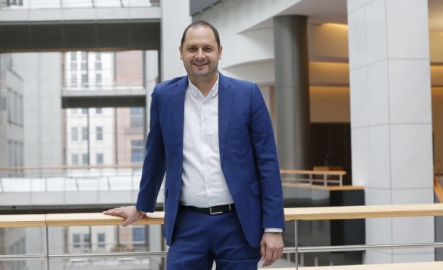 С позициите си българските евродепутати от БСП си навличаха често