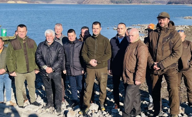 Третият по големина язовир в страната Студен кладенец беше зарибен