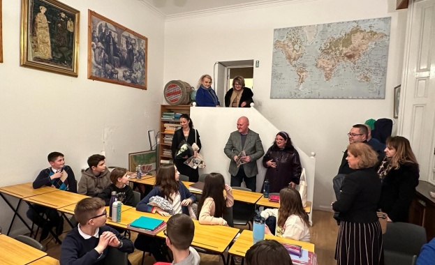 През настоящата учебна година МОН подпомага 42 български неделни училища