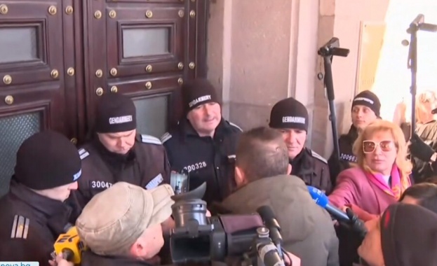 Протестиращи срещу избора на Атанасова и Белазелков се събраха "на кафе" пред КС